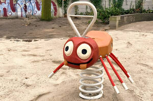 Die kleine rote Spinne lädt zum Wippen ein. Foto: BA T-SC