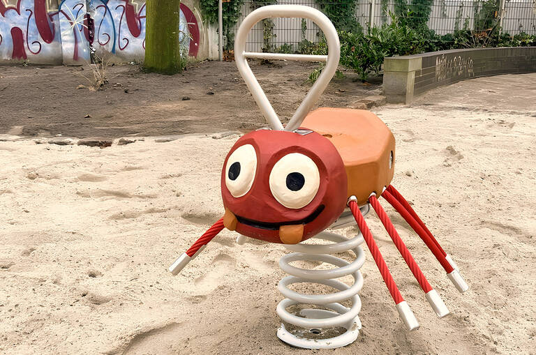 Die kleine rote Spinne lädt zum Wippen ein. Foto: BA T-SC