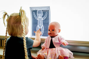 Auch kleine Kinder sind von der Wissenschaft fasziniert. Foto: Helios Berlin 