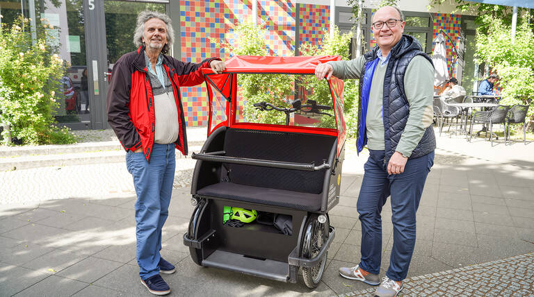 Bezirksstadträte Oliver Schruoffeneger und Arne Herz (v.l.) präsentieren die neue E-Rikscha Foto: BACW
