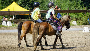 Die ABBA-Quadrille der Mitglieder vom KJRFV Zehlendorf. Foto: KJRFV Zehlendorf