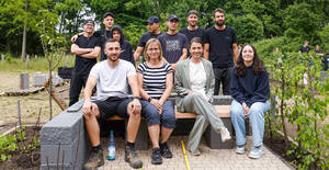 Bezirksstadträtin Dr. Saskia Ellenbeck (vorne zweite von rechts) mit den Auszubildenden des Straßen- und Grünflächenamtes beim GaLa-Cup. Foto: Bezirksamt Tempelhof-Schöneberg