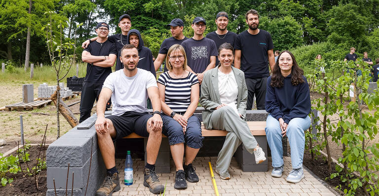 Bezirksstadträtin Dr. Saskia Ellenbeck (vorne zweite von rechts) mit den Auszubildenden des Straßen- und Grünflächenamtes beim GaLa-Cup. Foto: Bezirksamt Tempelhof-Schöneberg