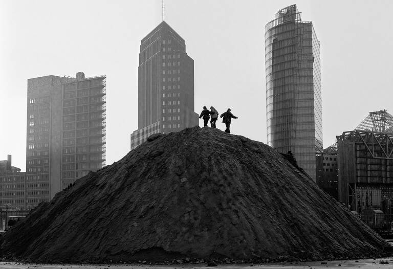 Potsdamer Platz Im Blau, November 1999 bis Juni 2000 von Nelly Rau-Häring.