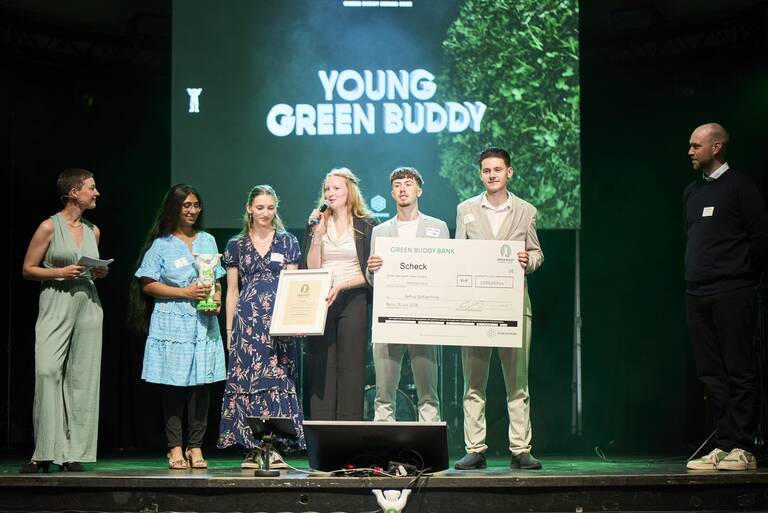 Die Schülerfirma RePurp gewinnt den Young Green Buddy Award. Foto: Julia Merkel