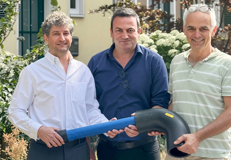 Übergabe des ersten Rohrs an den Bezirksstadtrat Urban Aykal (Mitte) und Christian Küttner (rechts), Mitglied im Vorstand der kliQ-Berlin eG.Foto: privat / Urban Aykal