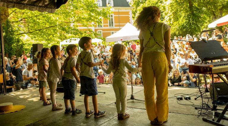 Kindergruppe beim Sommerfest der Leo-Borchard-Musikschule. Foto: Uwe Hauth