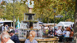 Gäste rund um den Wappenbrunnen am Ludwig-Beck-Platz, der vom 5. bis 7. September 2025 zum Weinbrunnen mutiert. Foto: André Ballin / Family & Friends e. V.