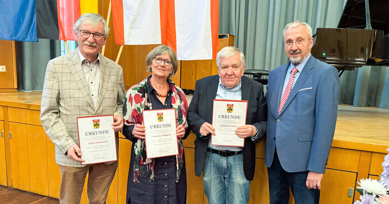 Die Geehrten Lothar Beckmann, Cornelia Mühlhoff, Günther Schulze mit BVV-Vorsteher René Rögner-Francke (v.l.n.r.). Foto: BA SZ