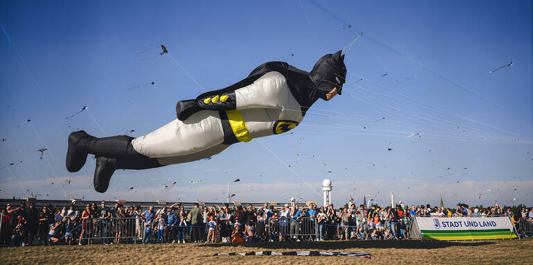 Batman geht in die Luft. Foto: STADT UND LAND / City-Press Berlin