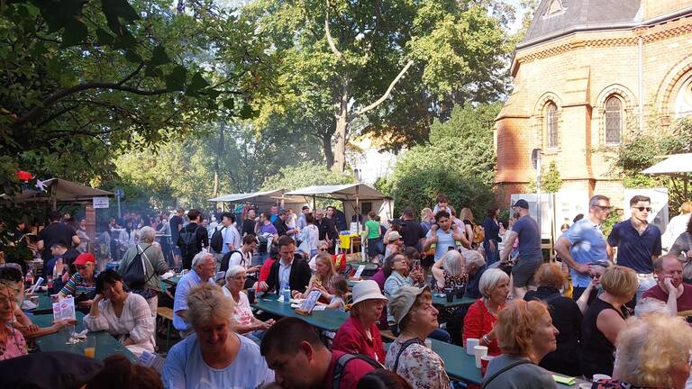 Die Kirchengemeinde lädt herzlich zu ihrem Friedenauer Herbstfest ein. Foto: Peter Martins