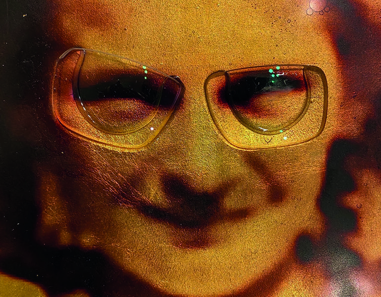 arbara Duisberg, Ahnung +, 2020, Assemblage (Schlagmetall, Ink, Brillengläser)
