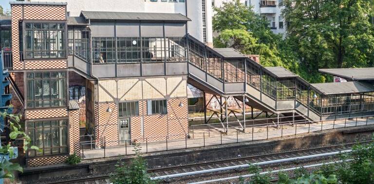 Historische Fotos bereichern den S-Bahnhof Botanischer Garten.