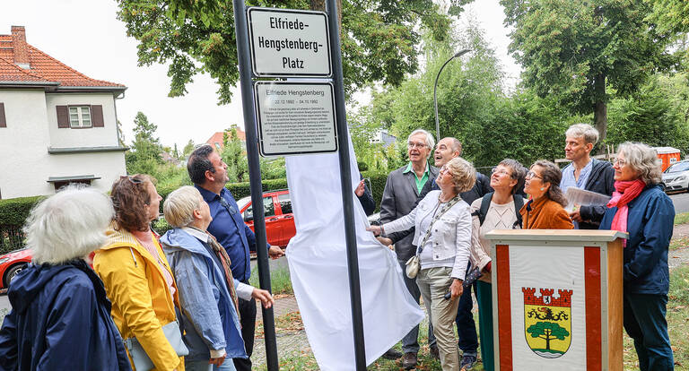 Bezirksstadtrat für Ordnung, Umwelt- und Naturschutz, Straßen und Grünflächen, Urban Aykal enthüllt mit Dirk Jordan und weiteren Gästen das neue Straßenschild. Foto: BA SZ