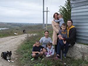 Natascha J., 36, mit ihren Kindern Aurica, 13, Timur, 10, Beata 7, Mark, 4, und ihrer Schwägerin Marina K., 24, mit deren Sohn Bogdan, 5, aus Winnyzja | Ukraine Unterkunft für Geflüchtete, Dondușeni | Moldau 10/2022  Foto: Frank Gaudlitz