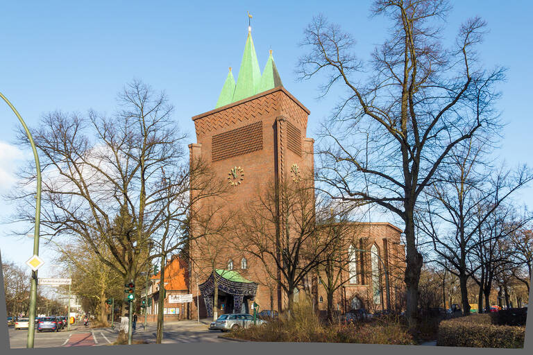 Evangelische Kreuzkirche am Hohenzollerndamm Ecke Forckenbeckstraße.