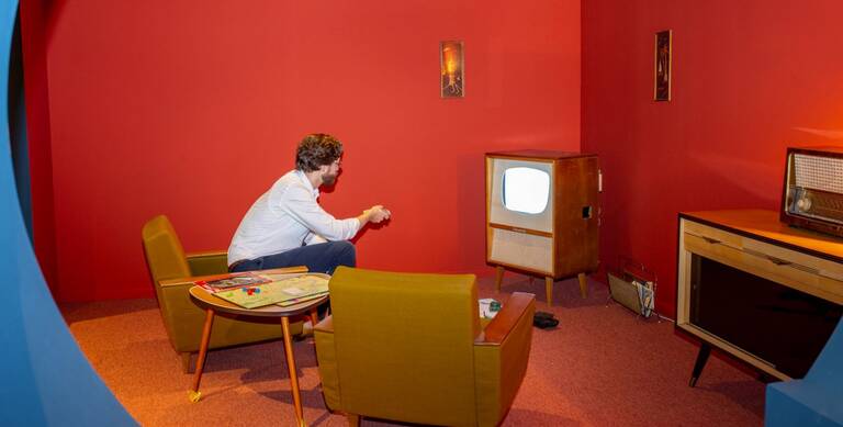 In einem nachgestellten Wohnzimmer aus den 1950er-Jahren kann gespielt werden.