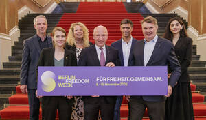 Ankündigung der Berlin Freedom Week durch Frank Ebert, Antje Schippmann, Rebecca Hernandez Garcia, den Regierenden Bürgermeister Kai Wegner, Leopoldo López, Burkhard Kieker und Nilofar Ayoubi (v.l.n.r.). Foto: Mo Wüstenhagen / visitBerlin