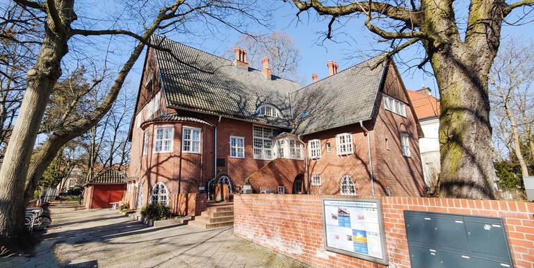 Das Martin-Niemöller-Haus wurde nach Plänen von Heinrich Straumer erbaut…