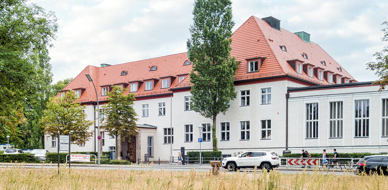 Die Führung „Deutsch-jüdische Wissenschaftsgeschichte in Dahlem“ beginnt vor dem Harnack-Haus, Ihnestraße 16–20.