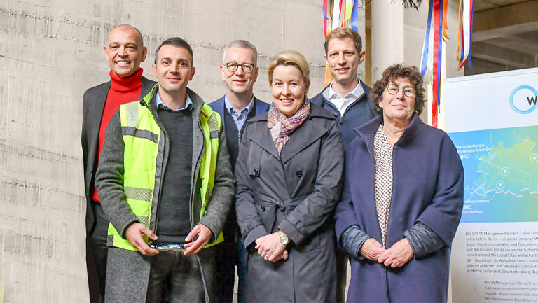 v.l.n.r.: Roland Sillmann (Geschäftsführer WISTA Management GmbH), Rawad Maarouf (Bauleiter FUBIC), Günter M. Ziegler (Präsident der Freien Universität Berlin), Franziska Giffey (Berlins Wirtschaftssenatorin), Carl von Jagwitz-Biegnitz (heinlewischer Partnerschaft freier Architekten mbB), Maren Schellenberg (Bezirksbürgermeisterin von Steglitz-Zehlendorf). Foto: WISTA