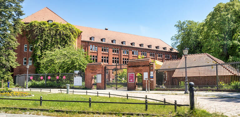 Eingang zum Botanischen Garten an der Königin-Luise-Straße 7