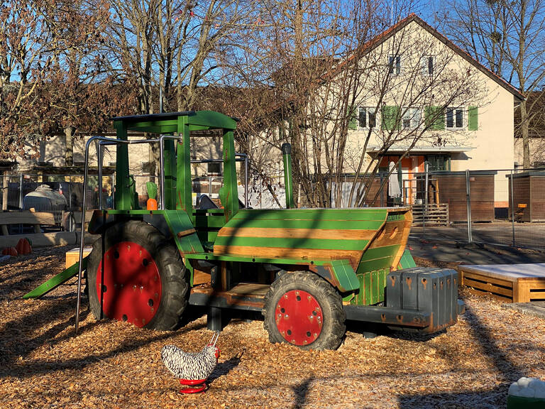 Holztraktor, Wipphuhn und mehr laden zum Spielen ein. Foto: Domäne Dahlem
