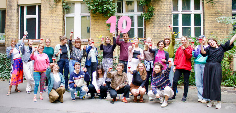 Grund zum Feiern von 10 Jahren gelungener Bildungsarbeit: Das Team von RESTLOS GLÜCKLICH. Foto: RESTLOS GLÜCKLICH