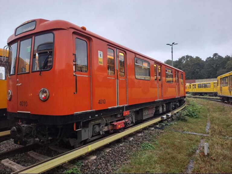 Der orangerote Schmierzug. Foto: BVG