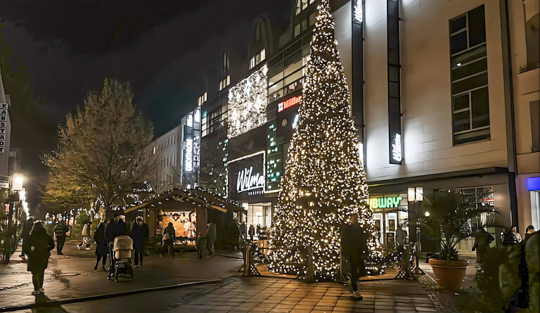 Auch in diesem Jahr werden am Weihnachtsbaum Wilmersdorfer-/Ecke Goethestraße gesungen. Foto: BACW