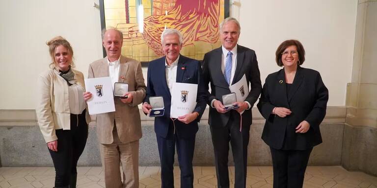 v.l.n.r.: Bezirksbürgermeisterin Kirstin Bauch, Falk von Moers, Hardy Schmitz, Dr. Manfred Uhlitz, BVV-Vorsteherin Judith Stückler. Foto: BACW