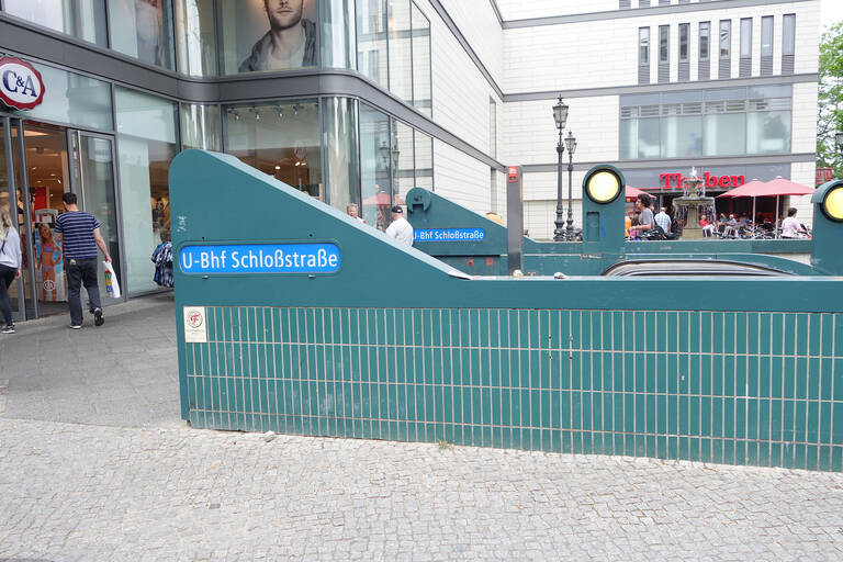 Noch sind die Brandschäden im U-Bahnhof Schloßstraße nicht beseitigt.