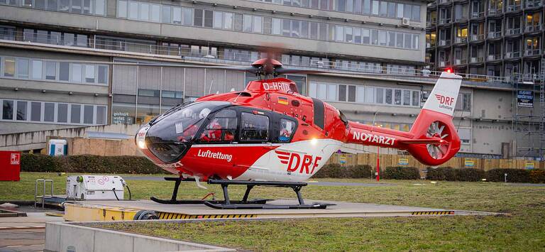 Der Helikopter der DRF Luftrettung am Charité Campus Benjamin Franklin. Foto: MOVACT GmbH Berlin / DRF Stiftung Luftrettung gemeinnützige GmbH