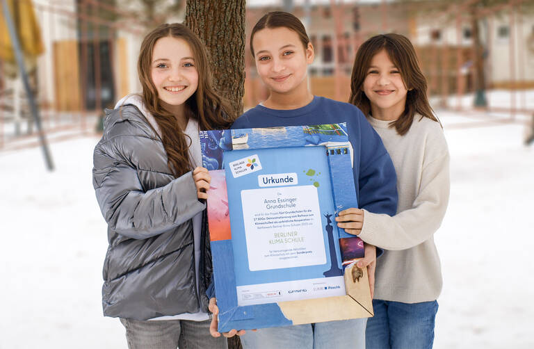 Marie, Sophia und Frieda (v.l.n.r.) setzen sich mit ihren Mitschülern für das Erreichen der 17 Nachhaltigkeitsziele 2030 ein.