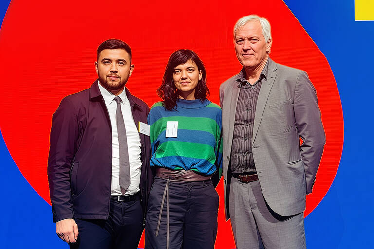 (v. l.n.r.) Avram Sarban, Alina Voinea (Ansprechperson des Landes Berlin zu Antiziganismus) und Christoph Leucht. Foto: Hildegard Lagrenne Stiftung