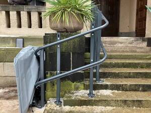 Der neue Treppenlift an der Friedhofskapelle. Foto: BA TS