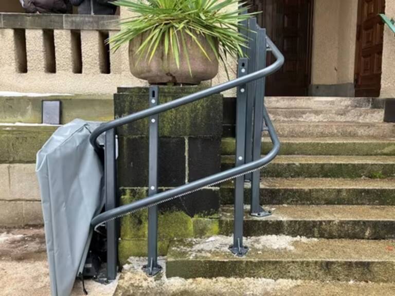 Der neue Treppenlift an der Friedhofskapelle. Foto: BA TS