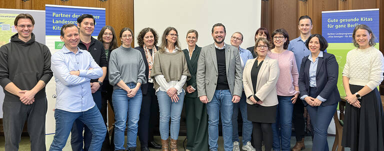 Vertreterinnen und Vertreter der Träger und Kitas der 8. Umsetzungsphase von Gute gesunde Kitas in Berlin mit Bezirksstadtrat Simon Hertel. Foto: BACW