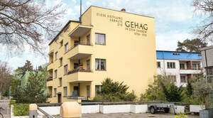 Farbe zwischen Kiefern &ndash; vor 100 Jahren begann der Bau der Siedlung.