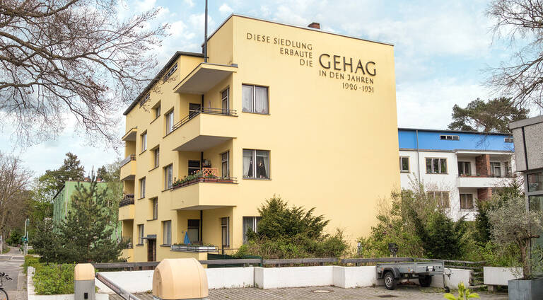 Farbe zwischen Kiefern – vor 100 Jahren begann der Bau der Siedlung.