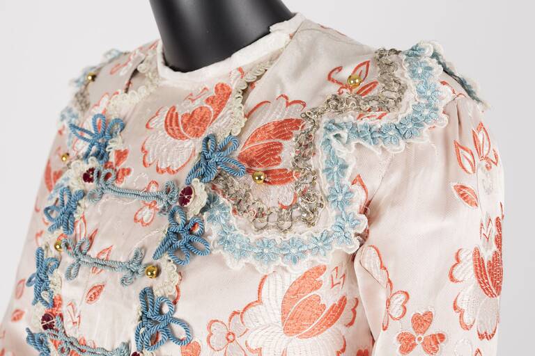 Detail der Sonntagskleidung der Bauerntochter Elisabeth Weiss, getragen in Kéty/Giek (Schwäbische Türkei, Ungarn) 1942.© Donauschwäbisches Zentralmuseum (DZM) / Foto: Oleg Kuchar