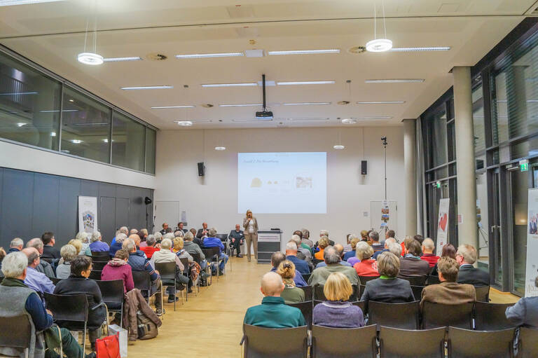 Ausgewählte Immobilienexperten und Mitarbeiter aus dem Team von Möllerherm Immobilien vermitteln nützliche Informationen. Foto: Annegret Möllerherm