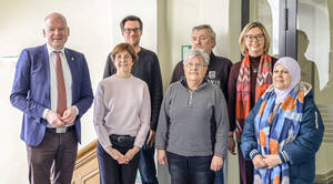 Bezirksstadtrat Tim Richter und Ehrenamtliche. Foto: BASZ