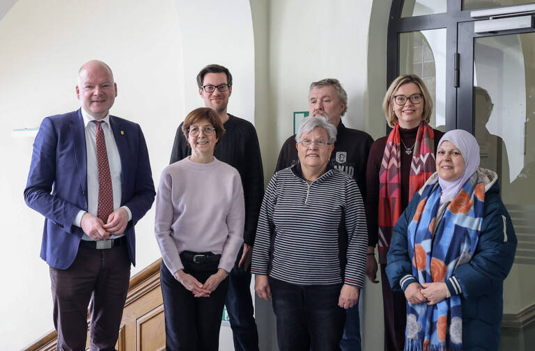 Bezirksstadtrat Tim Richter und Ehrenamtliche . Foto: BASZ