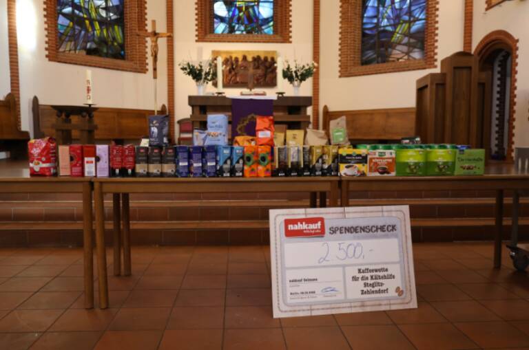 Kaffeewette gewonnen - die Kaffeepakete und die Geldspende helfen obdachlosen Menschen. Foto: Bezirksamt Steglitz-Zehlendorf