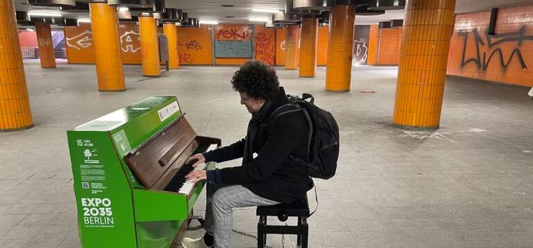 Pianist Thomas Krüger am Klavier im Messedammtunnel. Foto: BACW