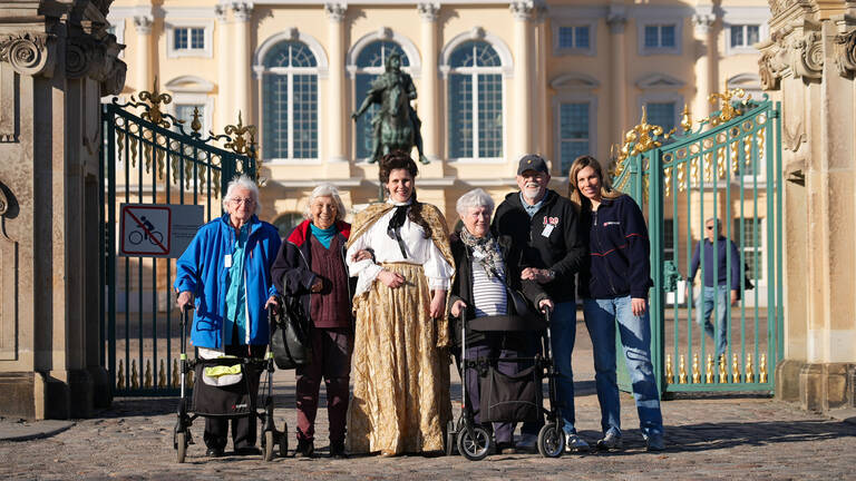 Sophie Charlotte mittendrin - Führung der Malteser für Menschen mit Demenz. Foto: Malteser Berlin/Julian Stähle