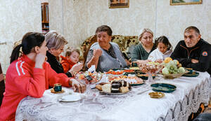 In einer Grenzstadt unweit von Aserbaidschan versucht eine Familie, trotz der latenten Bedrohung ihre t&auml;gliche Routine bei Kaffee und Kuchen aufrechtzuerhalten, w&auml;hrend die N&auml;he zur Grenze allgegenw&auml;rtig bleibt und st&auml;ndige Wachsamkeit erfordert. Jermuk, Armenien, 2024, Foto: Jana Islinger