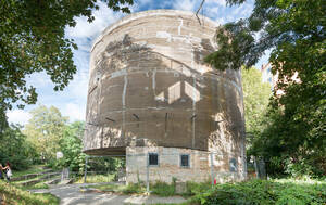 Mit dem Schwerbelastungsk&ouml;rper wollten die Nationalsozialisten die Belastbarkeit des Berliner Untergrunds feststellen. Heute dient er als Ausstellungsort.