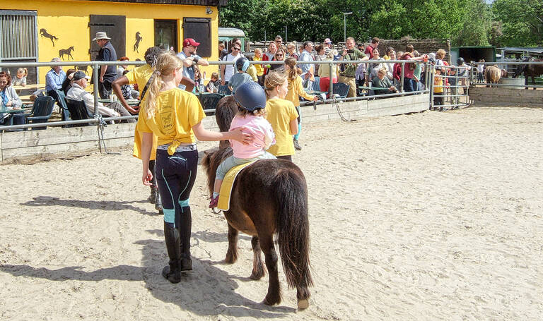 Kinder und Ponys - am Tag  der offenen Tür darf probegeritten werden. Foto:  KJRFV 